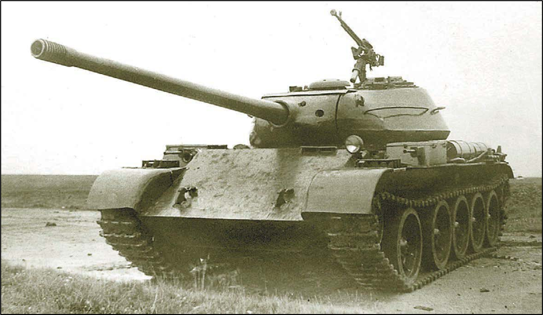 Третий опытный образец с пушкой ЛБ-1 на испытаниях. Барятинский М. Т-54 и Т-55. «Танк-солдат». 2015. С.11.