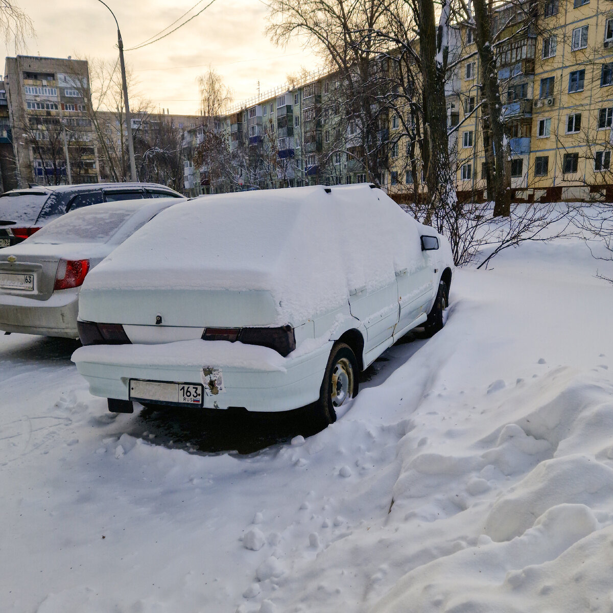 Автомобиль находится в печальном состоянии. И, судя по идеально сухому асфальту под ним и летней резине, уже давно не эксплуатируется.