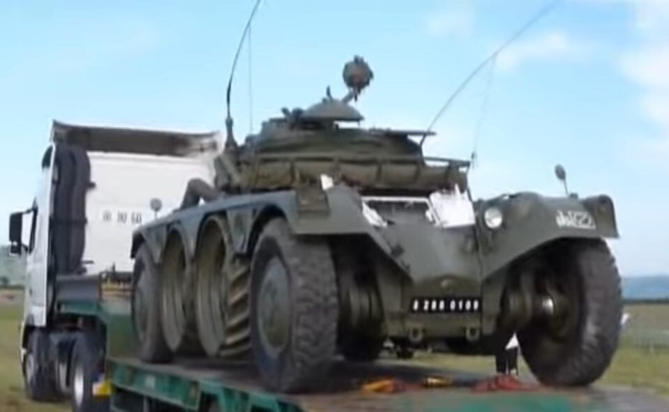 Франция не считает, что поставки колесных танков кому попало, обещанных президентом страны Эммануэлем Макроном, сделают Париж соучастником конфликта Пятой Республики с Россией.