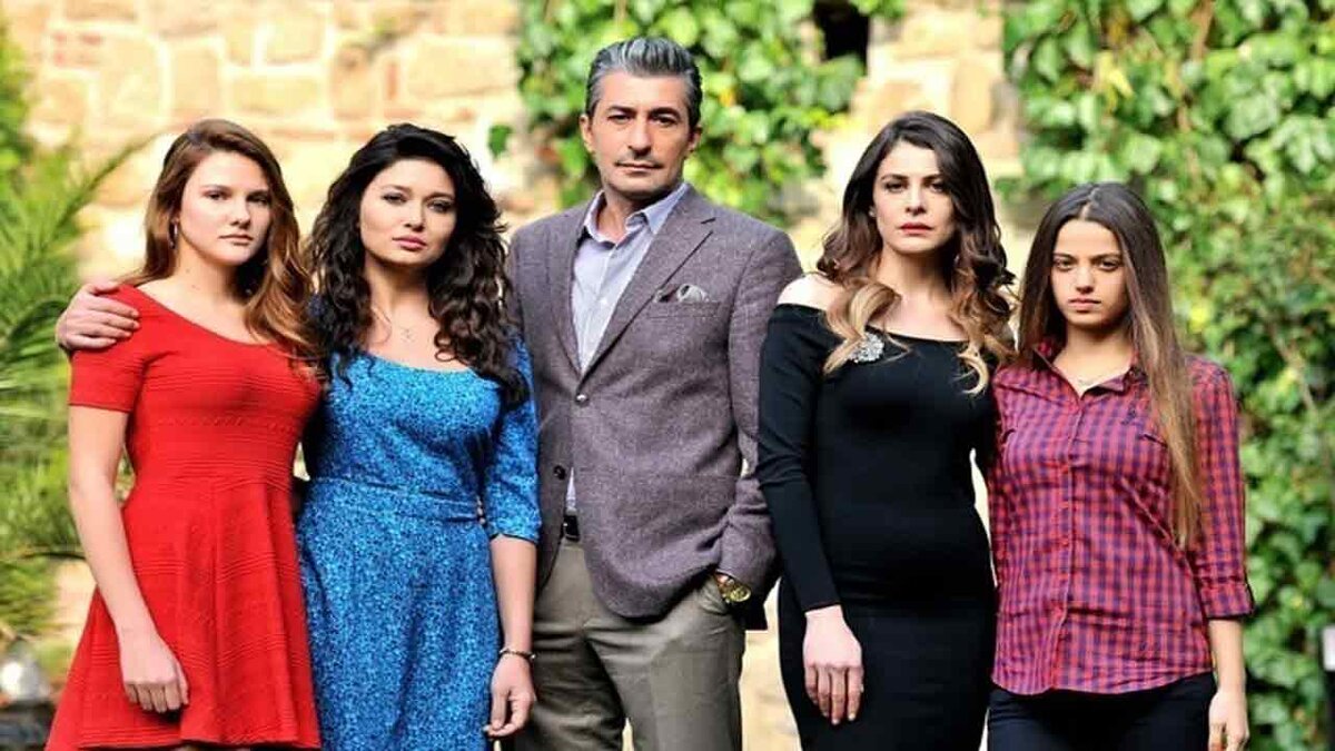 Его ошибка семья вдребезги читать полностью. Джихан гюрпынар. Дениз из вдребезги актёр. Джихан джансу и гюльсерен. Джансу фото вдребезги.