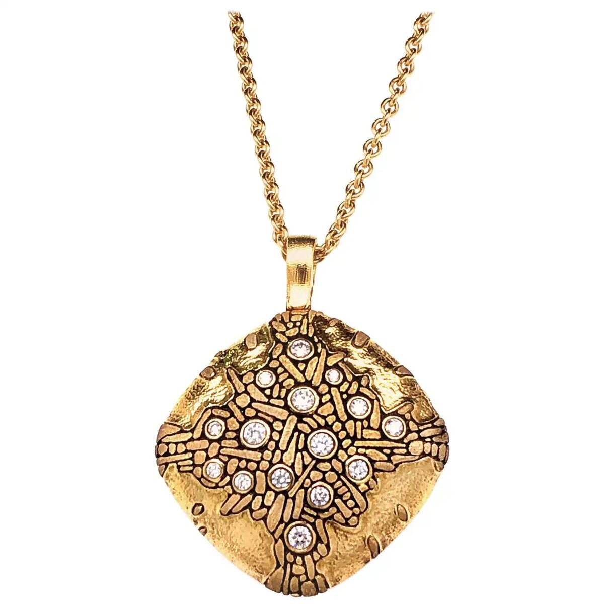 Из мастерской Алекса Сепкуса в Нью-Йорке - колье-кулон Cushion из 18-каратного желтого золота с 15 блестящими белыми бриллиантами. Оксидированное желтое золото 18 карат ручной чеканки с бриллиантами круглой огранки в оправе. 