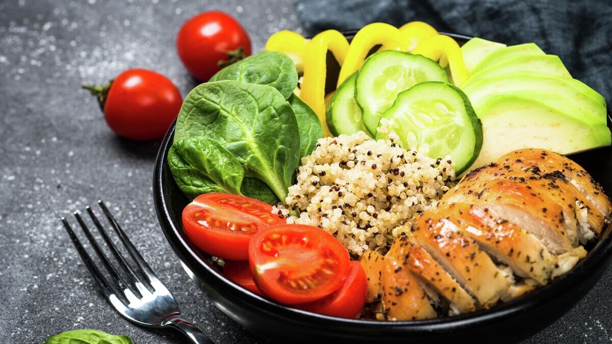    Курица, киноа и овощи© Depositphotos.com / Nadianb