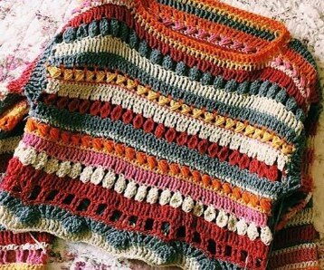 Впрочем, не только кружевное - яркий пример бохо, и здесь есть все! Перекрещенные столбики, пышные столбики, ну и V-столбики, как же без них?