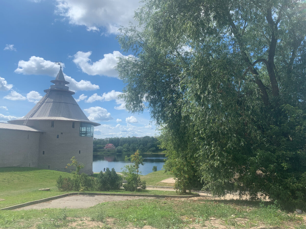 Дом здесь справа за деревом )))