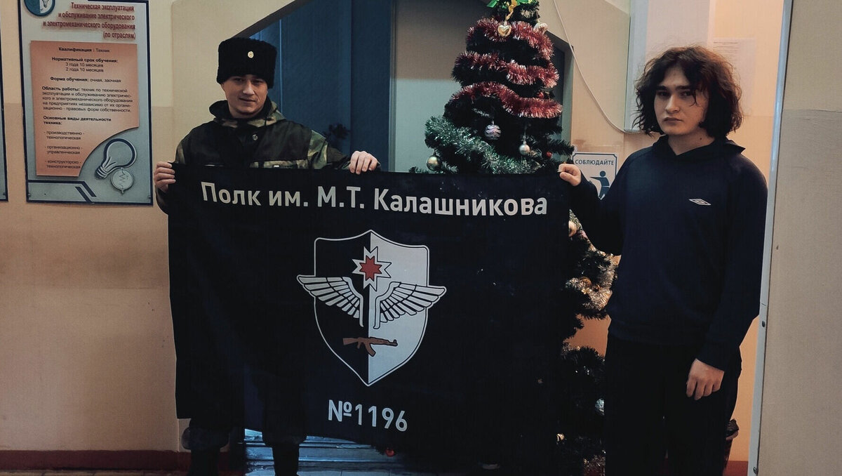     В Сарапуле изготовили походный флаг для полка имени Михаила Калашникова, в котором служат мобилизованные из Удмуртии. Об этом корреспонденту Udm-info рассказали казаки станицы Сарапульской, по чьей инициативе было создано знамя.