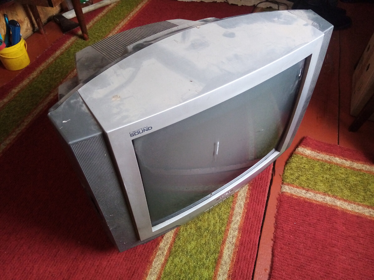 Раздобыл старый, рабочий телевизор. Даже разбирать было жалко. Ностальгия однакось