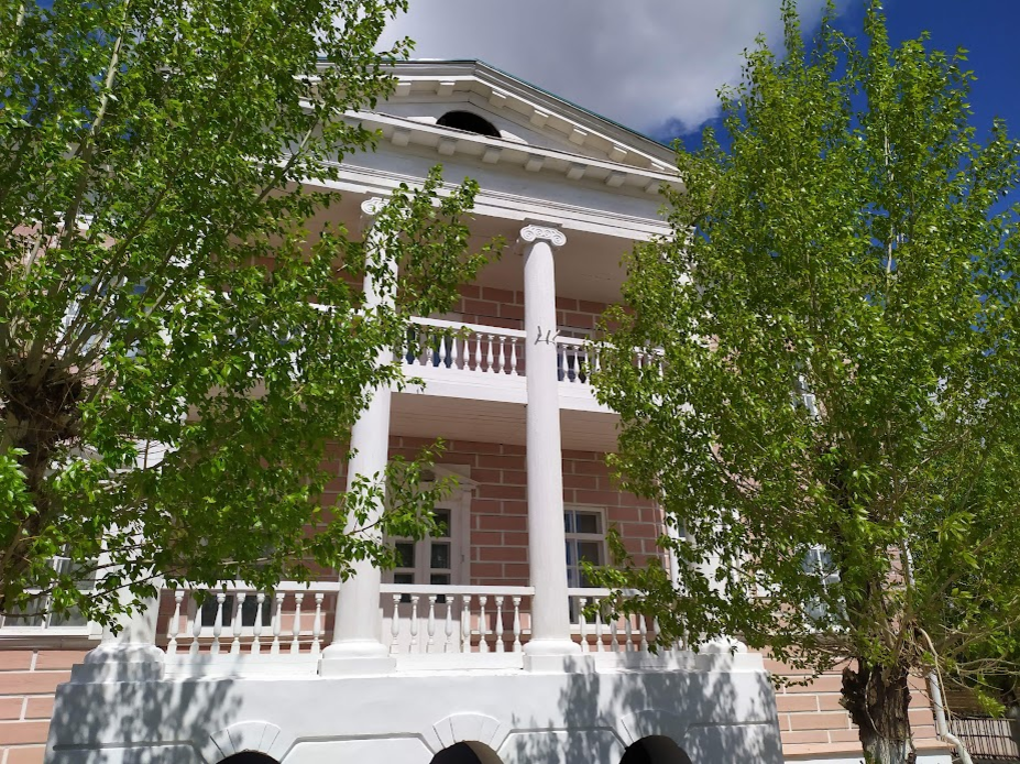 Главный фасад. Центр "Дом Старцева Д. Д. – музей декабристов" в Новоселенгинске, Бурятия. Фото Н. А. Мясникова