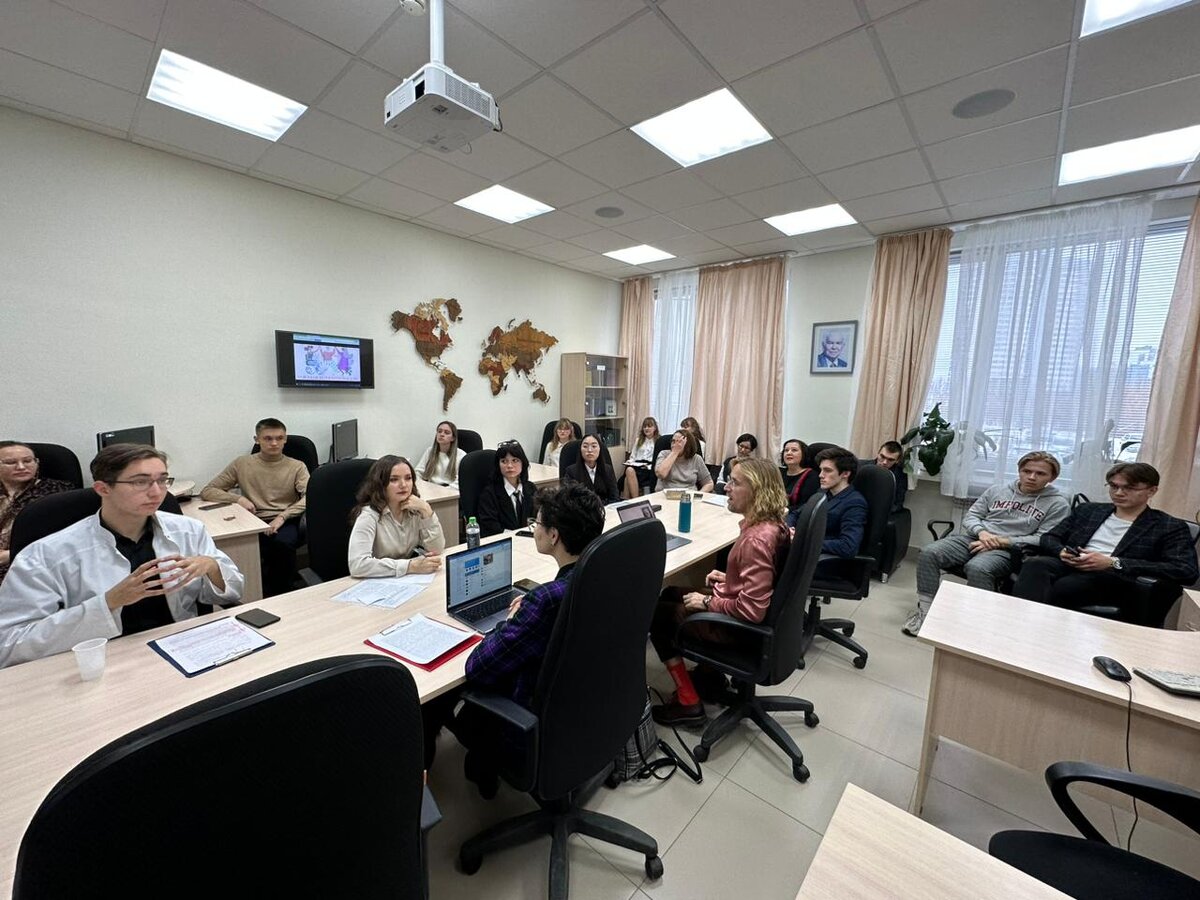 Студенты выступают с докладом на английском языке