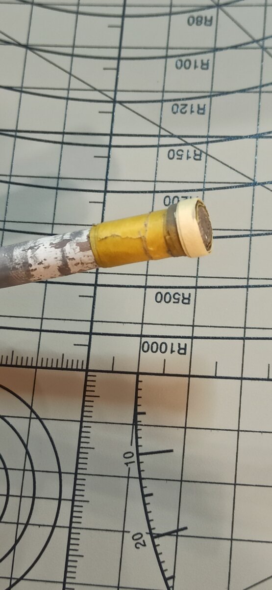 Обычный карандаш, на тупой конец наматывается модельный скотч(фото автора) 