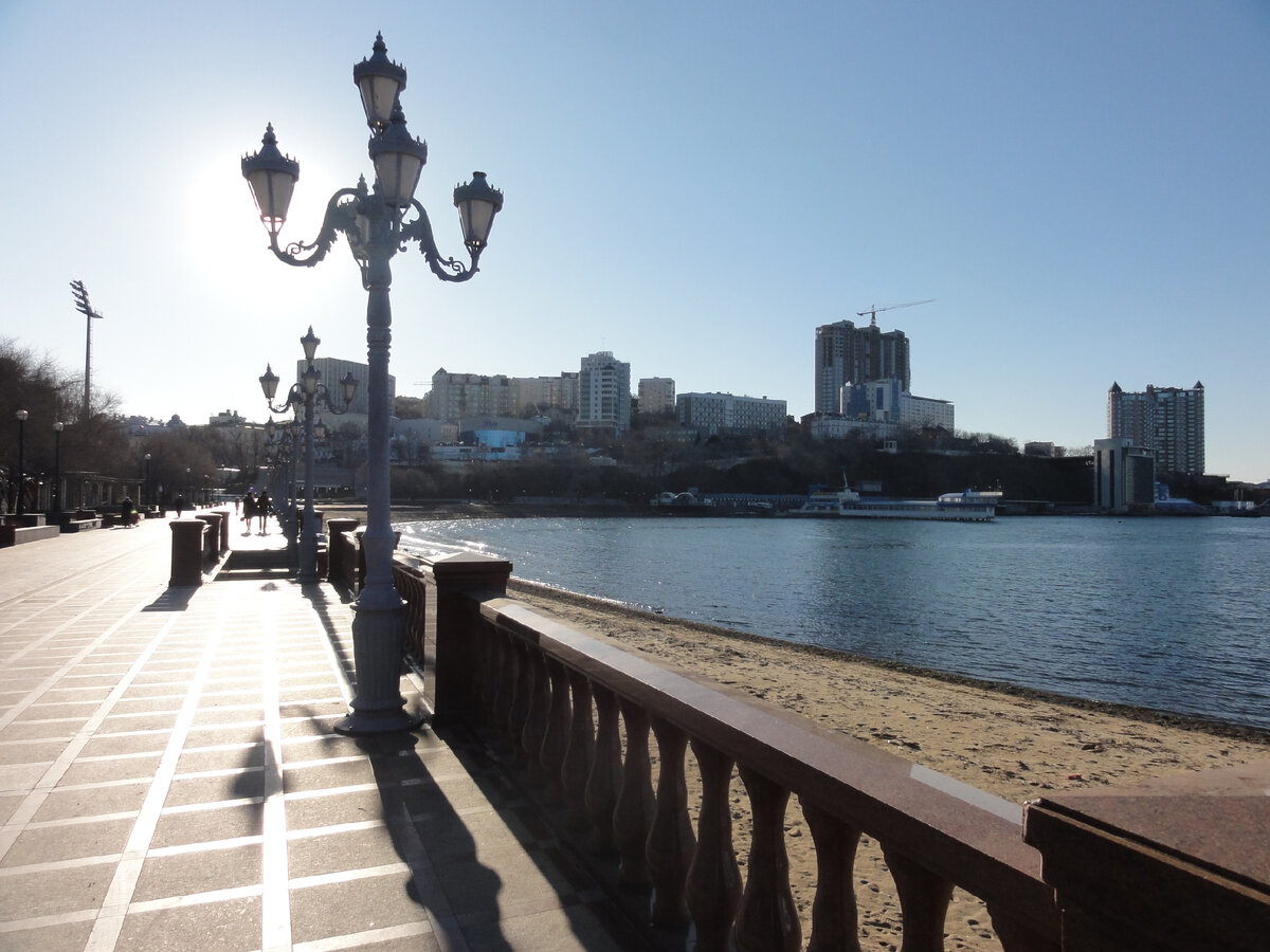 Ослепительное декабрьское солнце на набережной Владивостока.