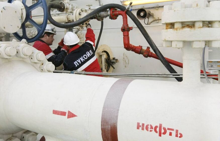    Кремль: Россия пока не сталкивалась с потолком цен на российскую нефть