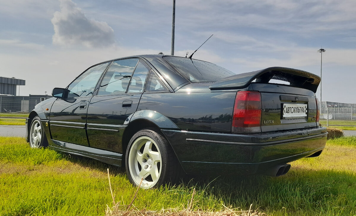 Прежде всего, конечно, Opel Lotus Omega (в Британии - Vauxhall Lotus Carlton) выделялась очень агрессивным и в то же время крайне гармоничным кузовным обвесом. На этом фоне даже всеми любимая BMW E34 M5 выглядит сильно скромнее