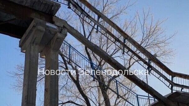     В Зеленодольске обрушился пролет моста, который ведет к проходной судостроительного завода имени А. М. Горького. Об этом сообщили пользователи социальных сетей.