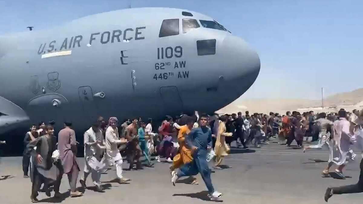Афганистан самолет люди