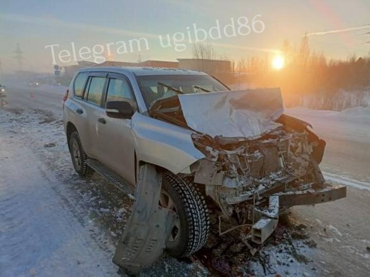    На автодороге в Югре несоблюдение дистанции привело к столкновению двух автомобилей