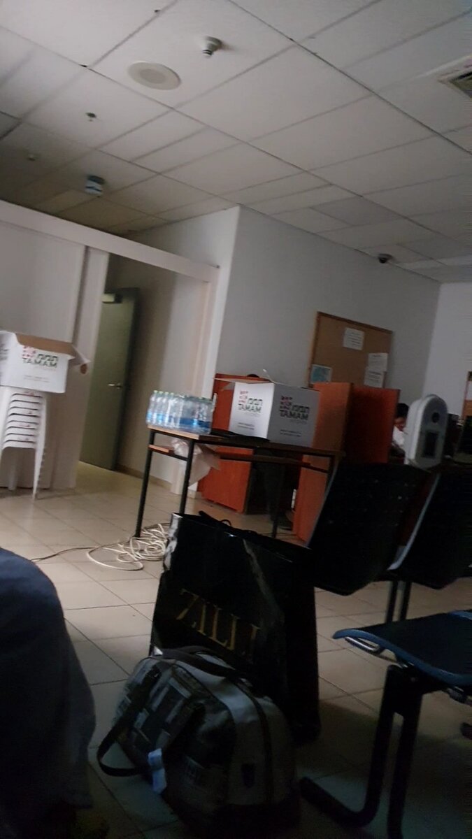 в коробке нас столе сэндвичи