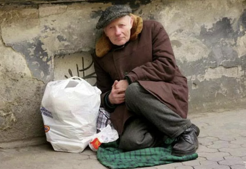 Голоден нищие. Бедность в России. Нищие старики. Бедные люди.