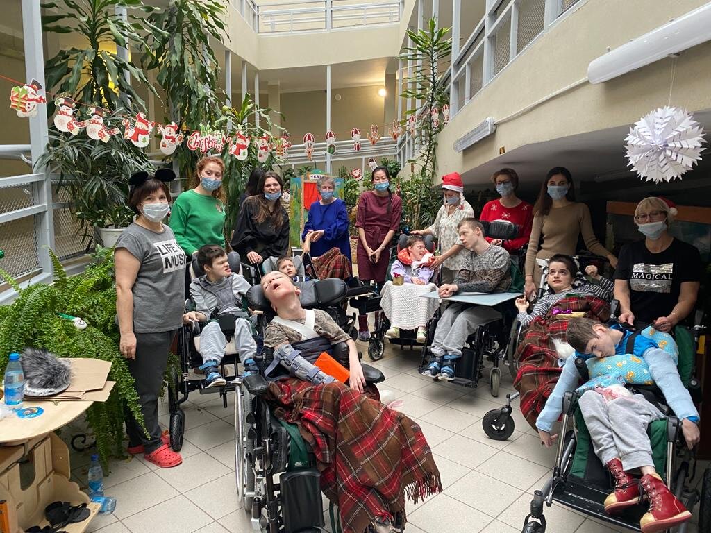 Чем больше волонтеров, тем больше колясок можно выкатить на прогулку или праздник