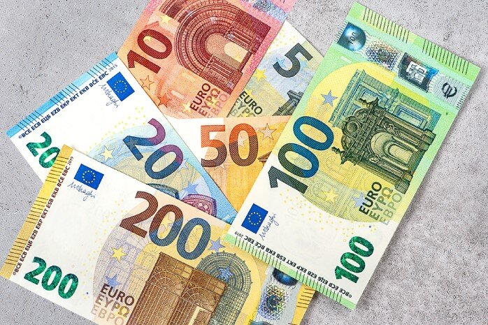 1 января 2023 года наличной евро исполнился 21 год, но идея единой валюты в Европе - это послевоенный бумеранг, родившийся в 1960-х годах на заседаниях Европейского экономического сообщества.-2