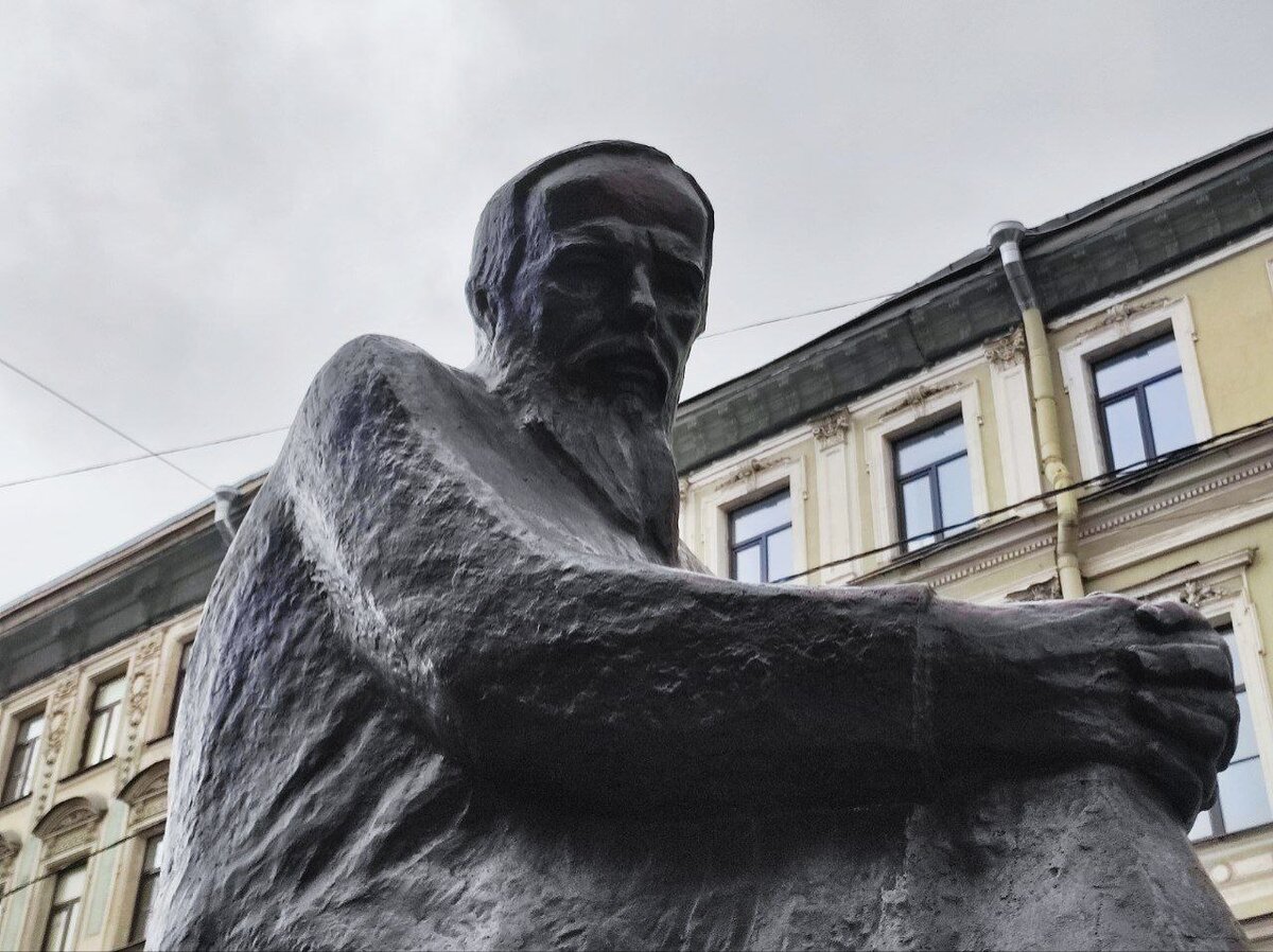 Памятник Федору Михайловичу Достоевскому в Санкт-Петербурге. Источник — dzen.ru/pa_myatnik