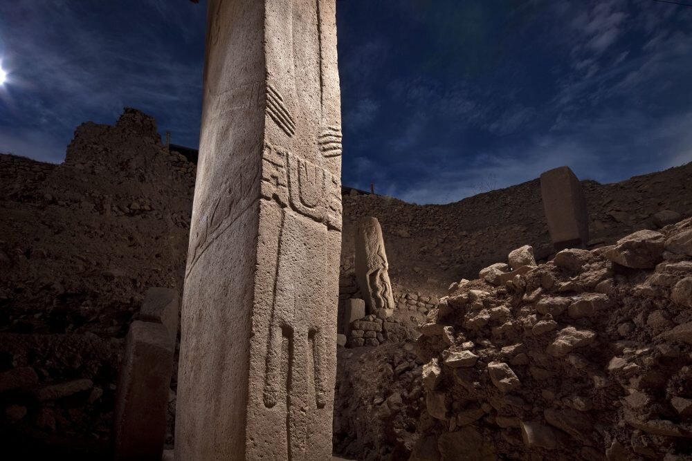 https://curiosmos.com/wp-content/uploads/2021/03/Pillars-of-Gobekli-Tepe-scaled-1.jpg