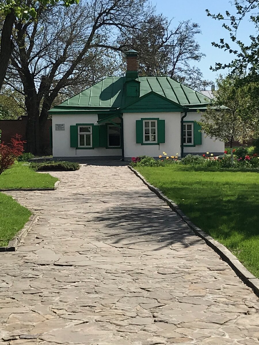 фото из личного архива. Большой двор перед домом