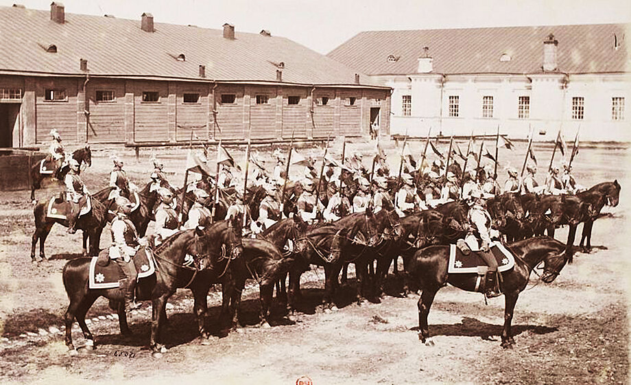 Русские кавалергарды. 1892 год. Церемония развода караулов зародилась на Руси во времена правления Ивана III.