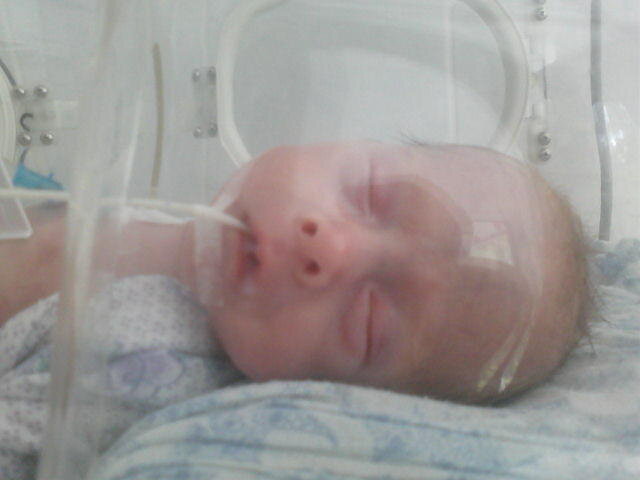 Первое фото сына. Я уже приехала к нему, но даже на руки брать его пока было нельзя. Только стоять по ту сторону кувеза и смотреть. И трогать пяточки через окошко.