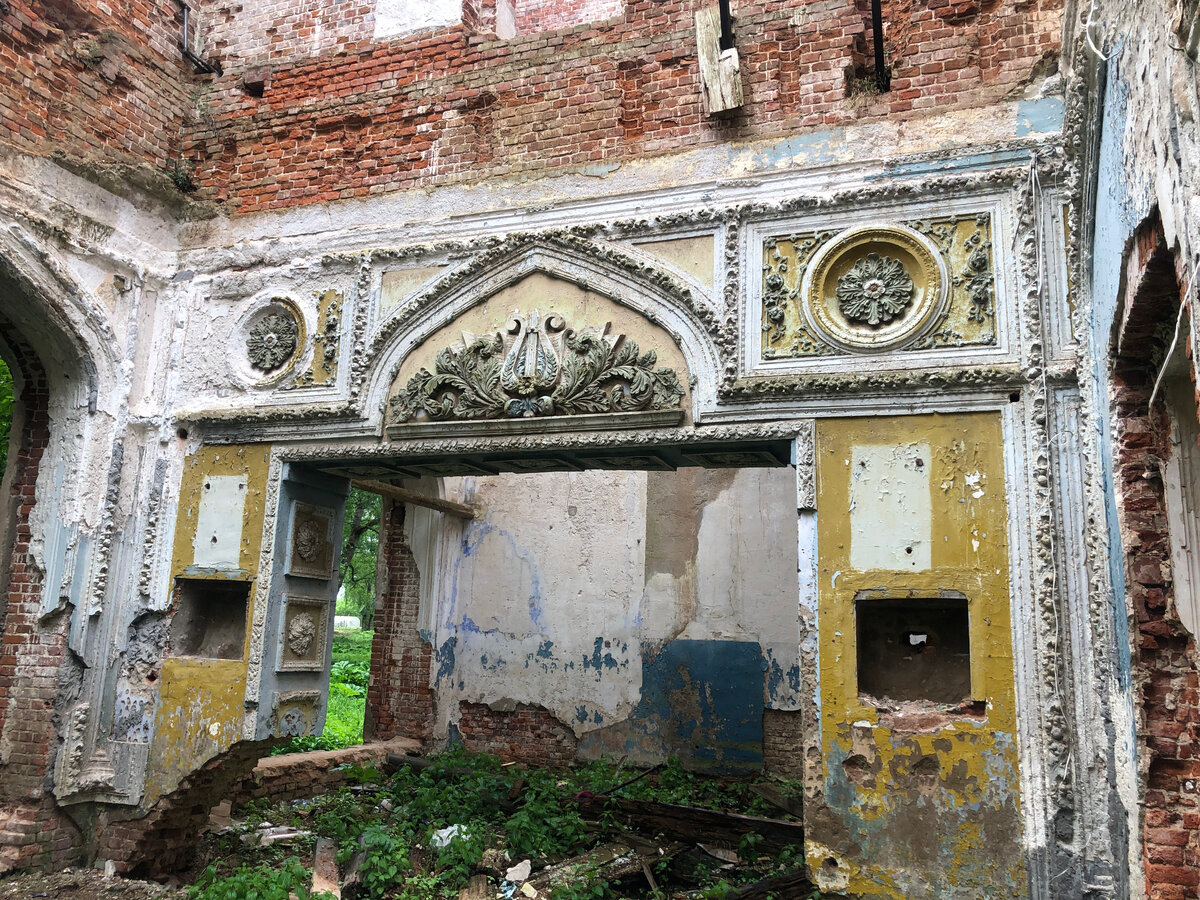 Расположена в центре села, на открытом ровном участке. От большой парадной усадьбы сохранились лишь главный дом и стоящая поодаль церковь Успения. В 18-19 веке имение принадлежало князьям Голицыным. По заказу одного из них (Дмитрия Михайловича) в 1807 г. была сооружена нынешняя церковь, а в 1841 г. - отдельно стоящая колокольня. В 90-е гг. 19 века. Голицыны возводят новый обширный дом-дворец с флигелем. Вскоре после этого усадьба переходит во владение графа А. Муромцева. 