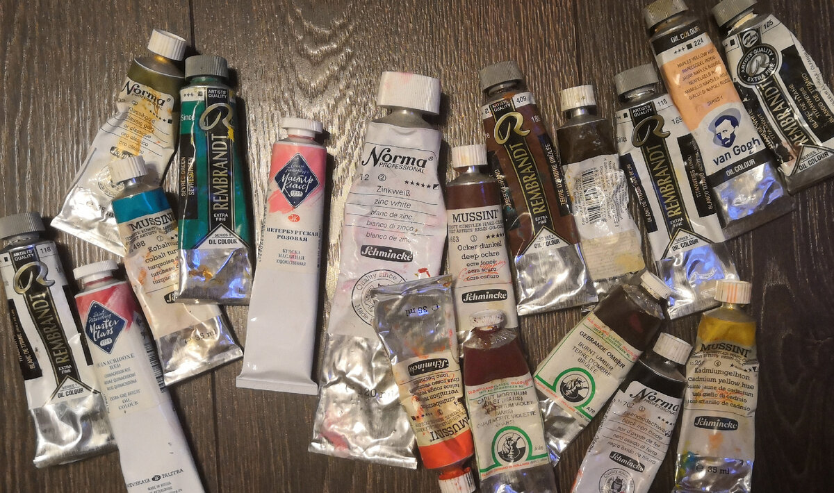 Малая часть тех красок, которые использовал в своем творчестве, фото автора 