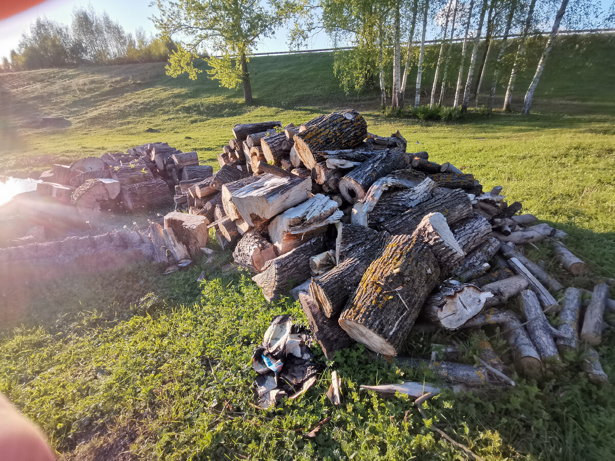 В деревне хорошо, но работы нет от слова совсем. Вот и едут все на заработки в Москву. 
