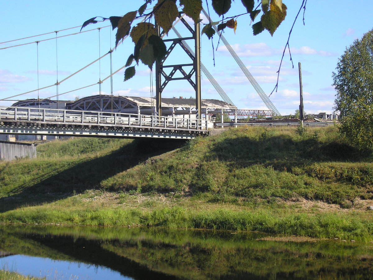 В середине 80-х на комбинате работали свыше тысячи рабочих, а население поселка приближалось к отметке в пять тысяч человек. (на заднем плане крыша сушилки)


