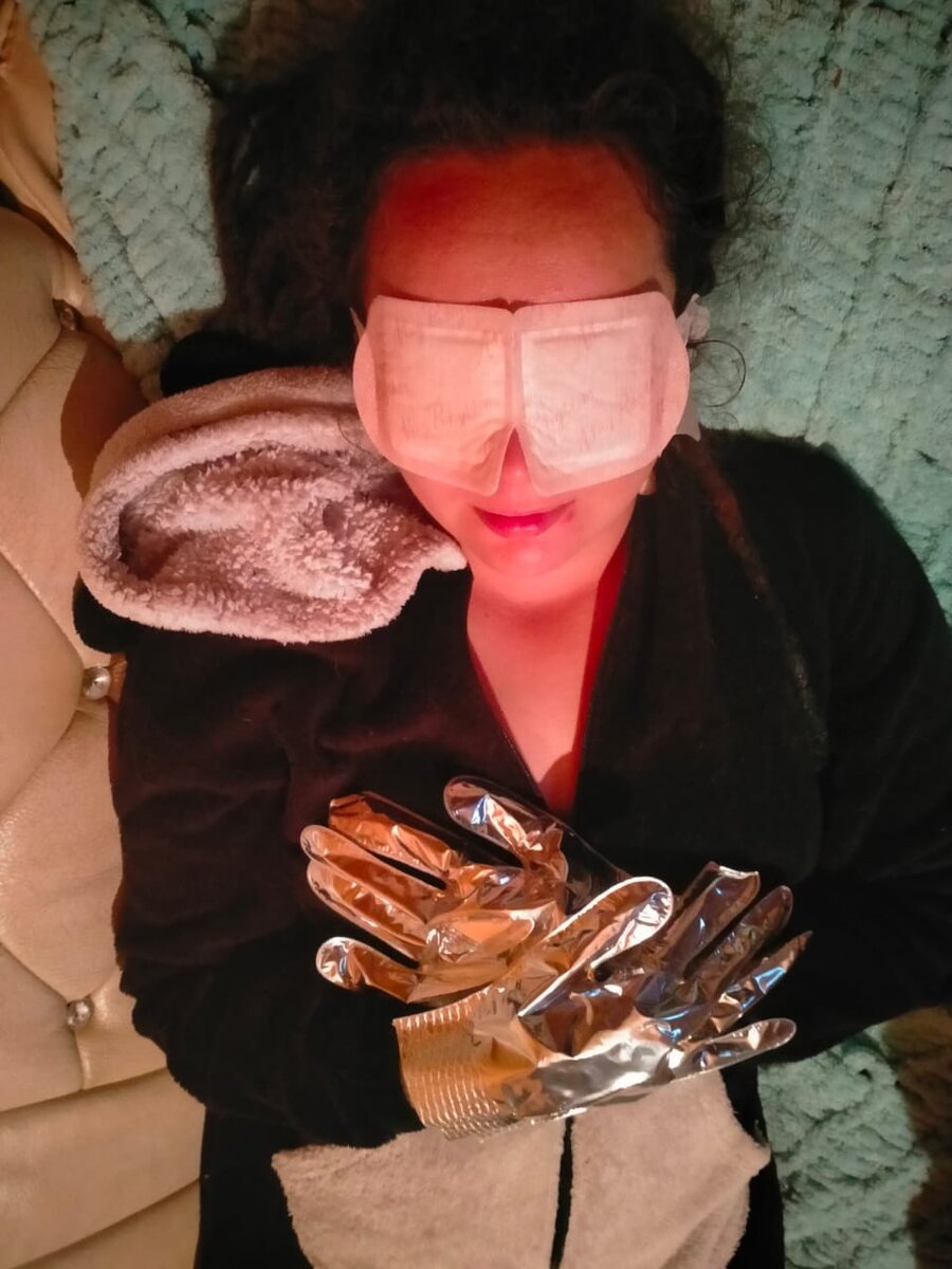 На глазах та самая маска, а на руках специальные перчатки с составом для рук.