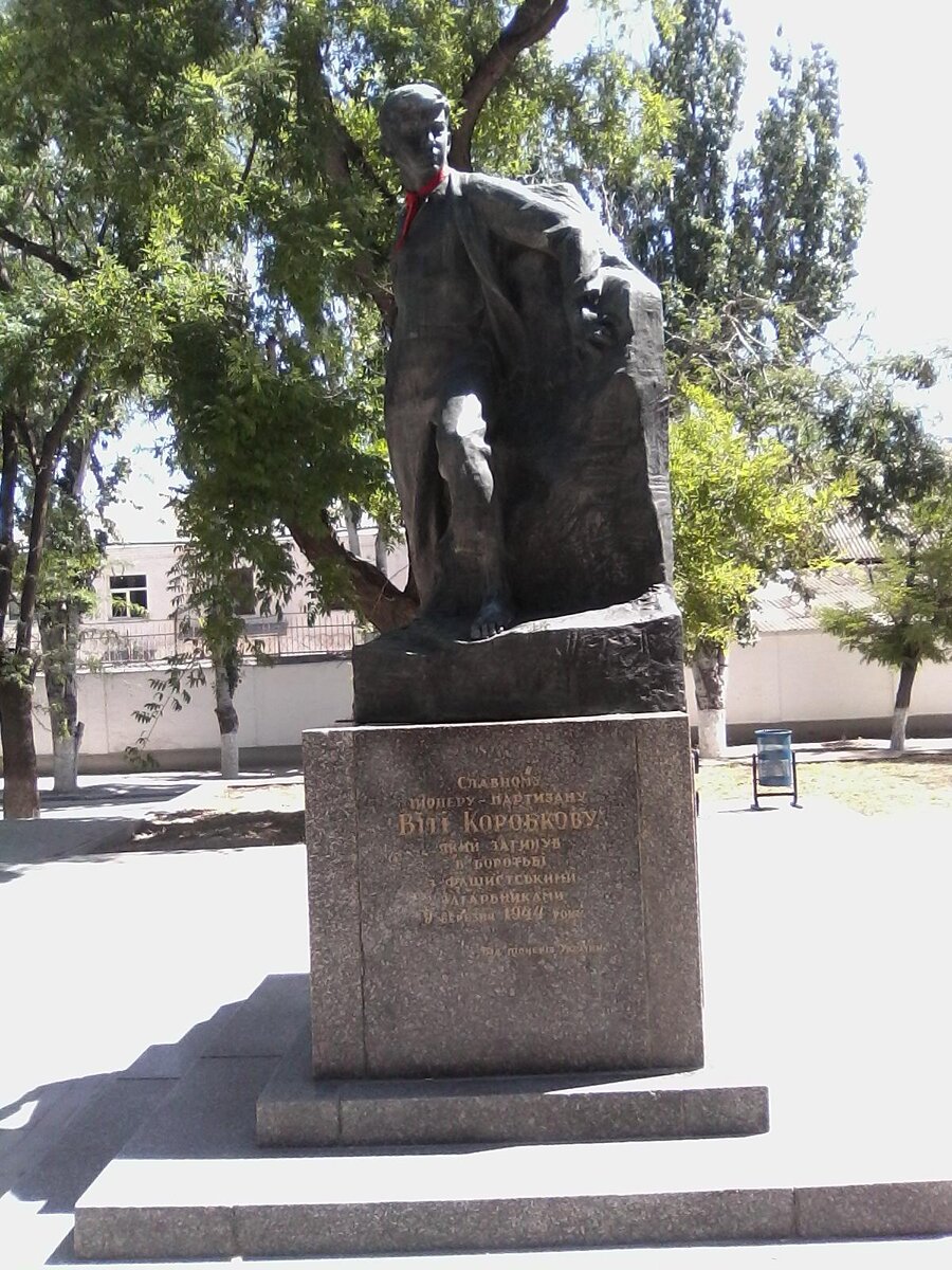 Памятник Вите Коробкову в Феодосии. Фото из домашнего архива.