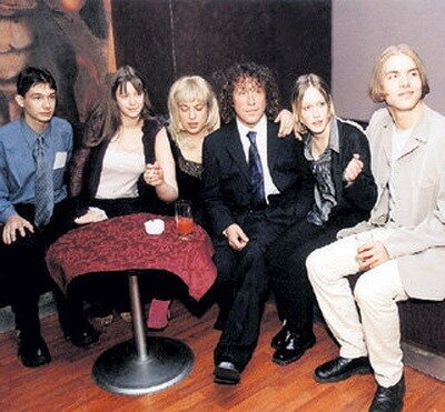 Владимир Кузьмин со своими детьми: слева направо - Никита, Софья, Елизавета, Марта, Степан. В этой компании нет Николь, но о ней стало известно позднее.