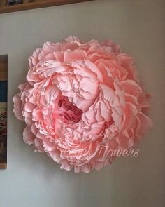 Декоративные цветы из фоамирана на стене комнаты. Фото из открытых источников