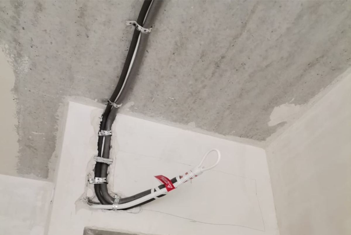 Штраба для кабеля и дренажа на этапе чернового ремонта