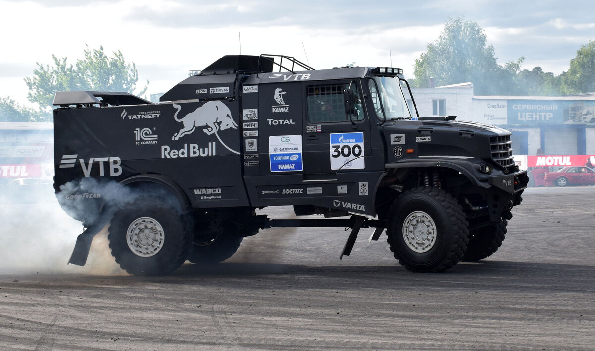 Гоночный капотный КамАЗ-43509К, показательные заезды на Drift Expo 2021. Фото автора