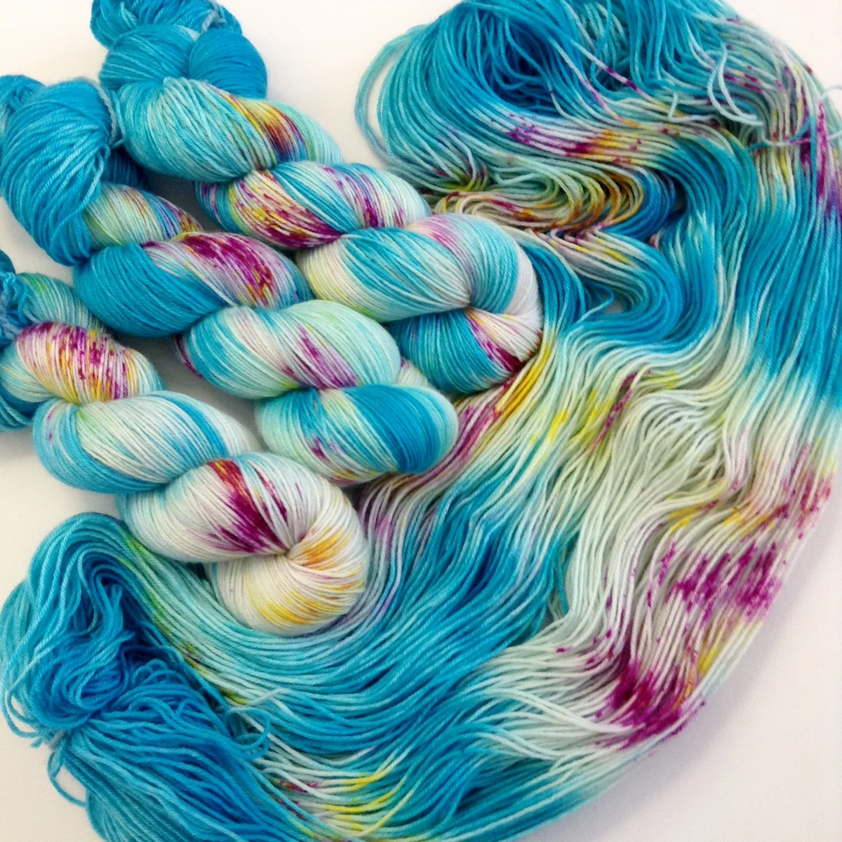 Hand dyed. Окрашивание пряжи профессиональными красителями. Окрашивание пряжи натуральное изображение. Yarn Dyed. Новое окрашивание пряжи.