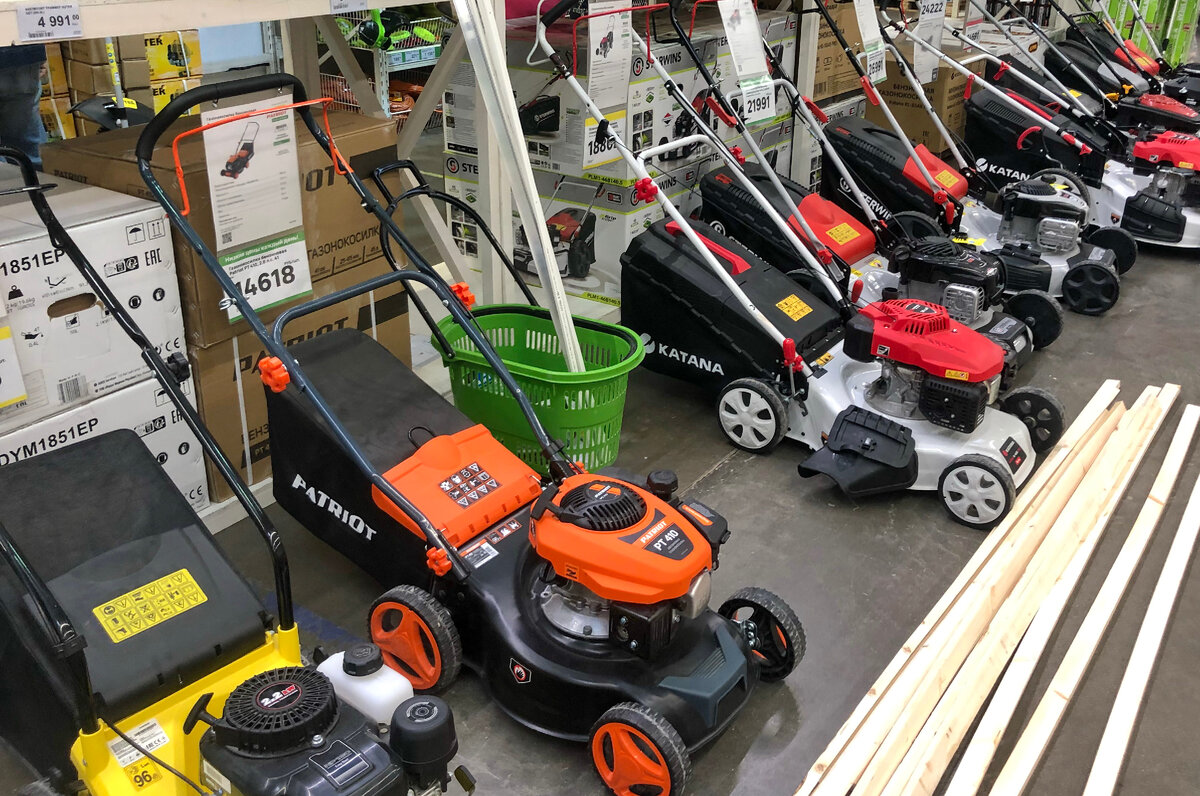Бензиновые газонокосилки в Леруа Мерлен. Фото автора статьи.