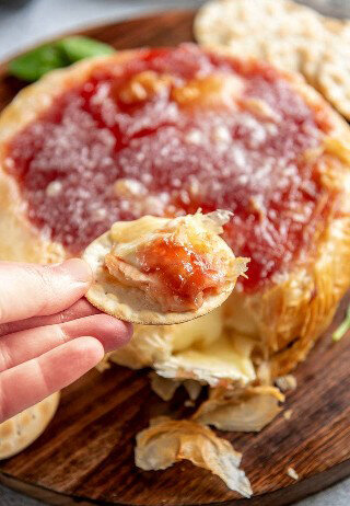 Неотразимый рецепт: сыр бри в тесте с нежным клубничным соусом