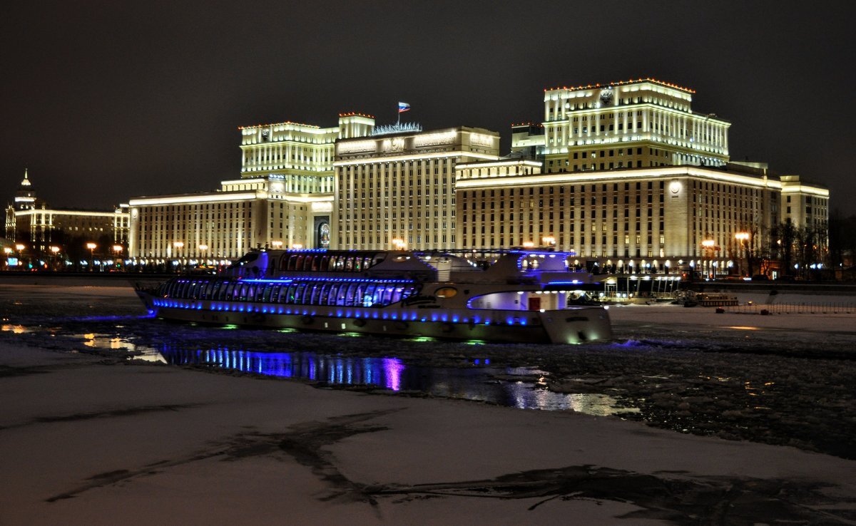 Напротив парка. Фрунзенская набережная Москва. Фрунзенская набережная СПБ. Ночная Фрунзенская набережная. Дом на Фрунзенской набережной в Москве.