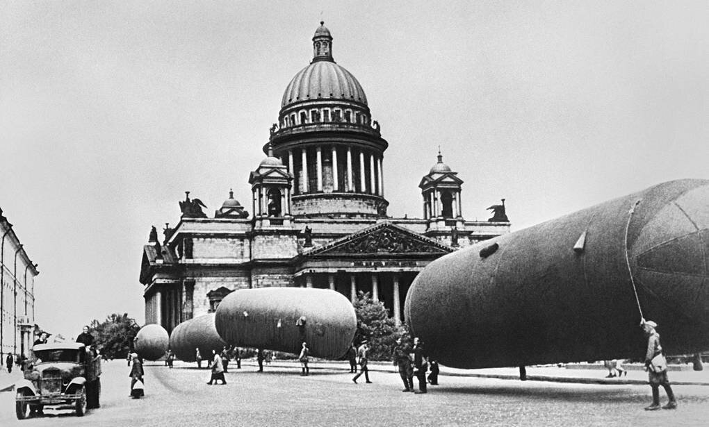 Заградительные аэростаты. Лениград, Исакиевскаф площадЬ, 1942 год.
