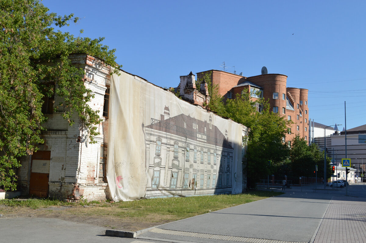 Здание бывшего Ночлежного дома Давыдовского прикрыто шторкой. Июнь 2021 год.