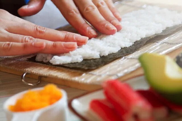 Рис с уксусом, используемый при приготовлении суши и чирашизуси, также известный как рис для суши. Его часто легко приготовить с помощью имеющегося в продаже уксуса для суши. Почему бы вам не приготовить рис с уксусом, используя домашний уксус для суши, без использования имеющихся в продаже? Вы можете сделать более ароматный рис с уксусом, приложив немного усилий