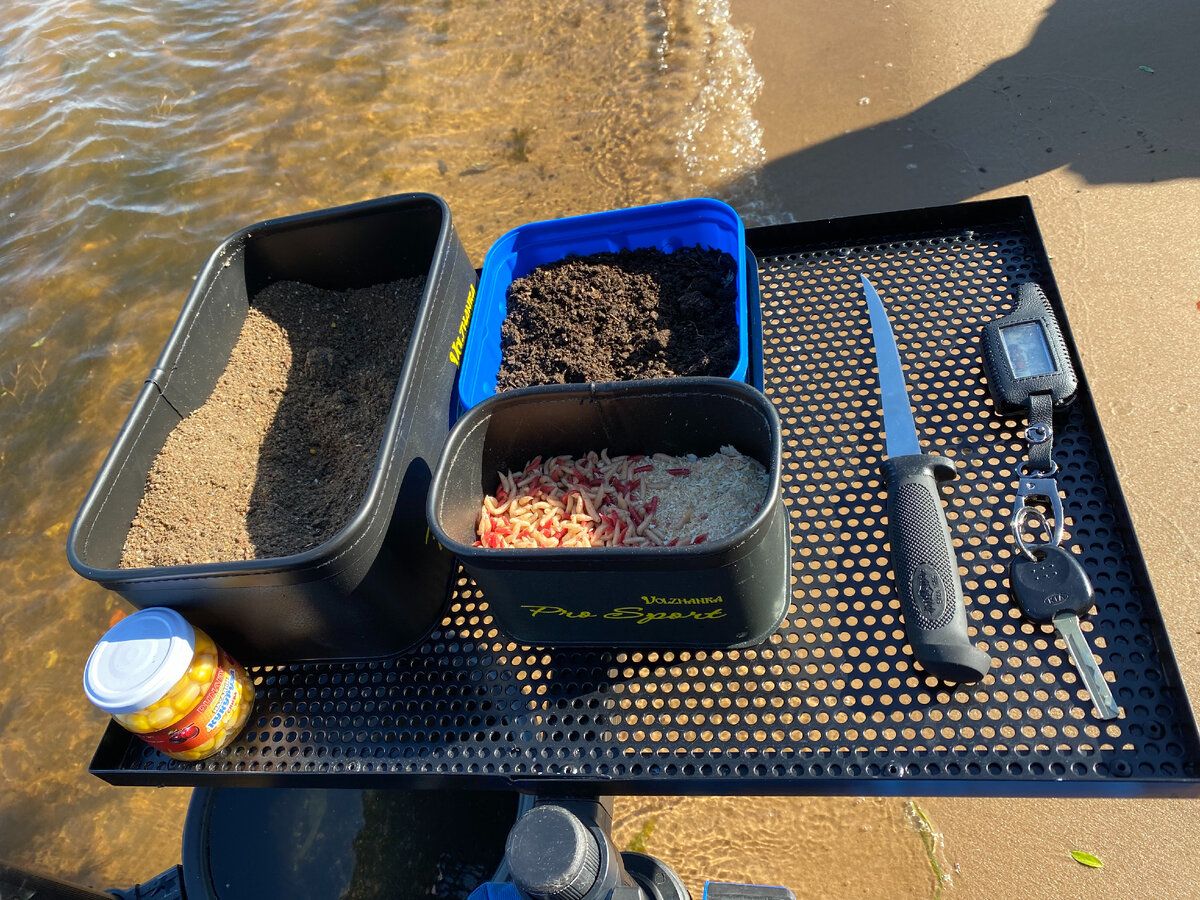 Стол рыболовный с емкостями для прикормки и наживки.