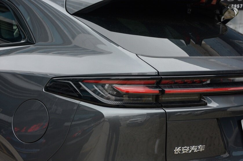 На фото: Кроссовер Changan Uni-K