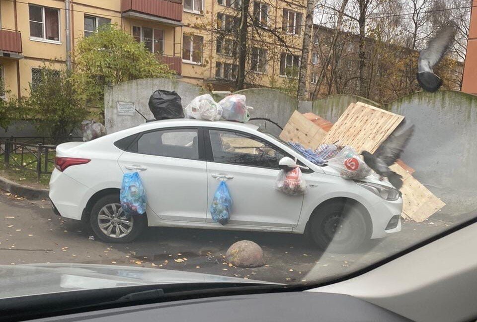 В то время когда хозяин автомобиля обедал во дворе сработала автосигнализация огэ