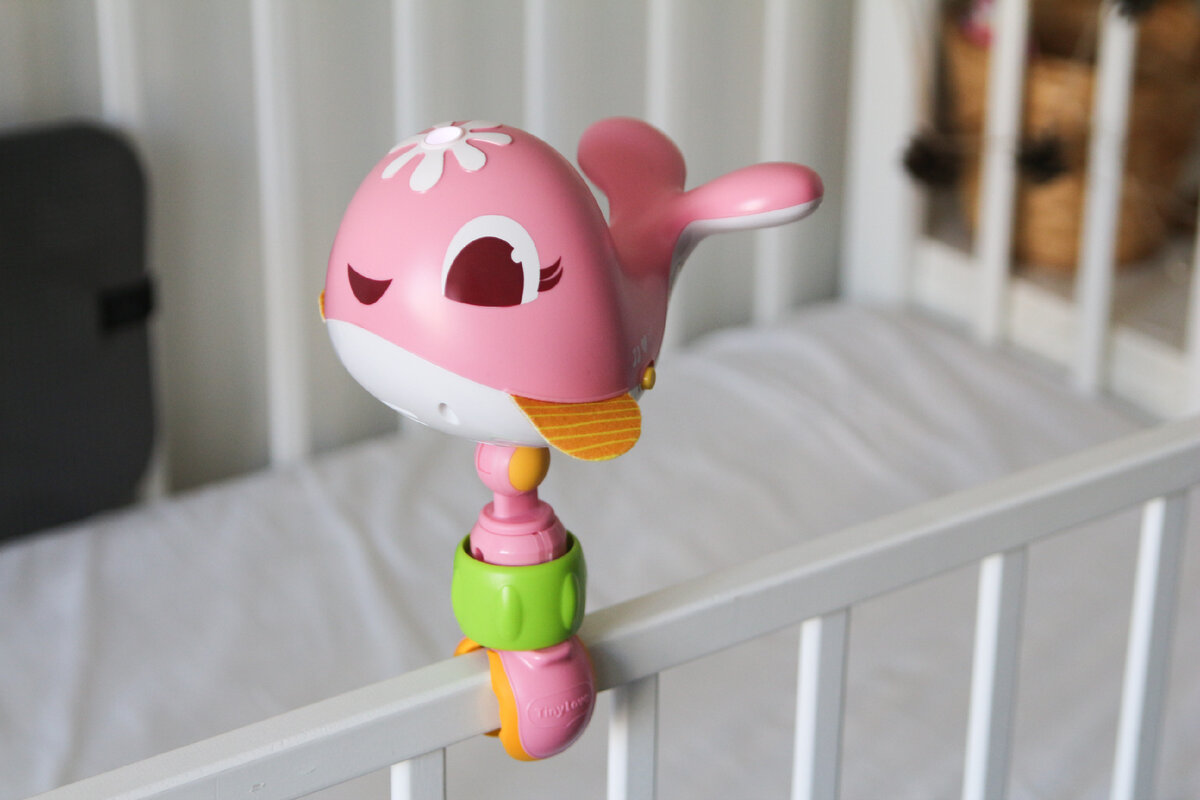 На фото понятно, что игрушка может крепиться к кроватке