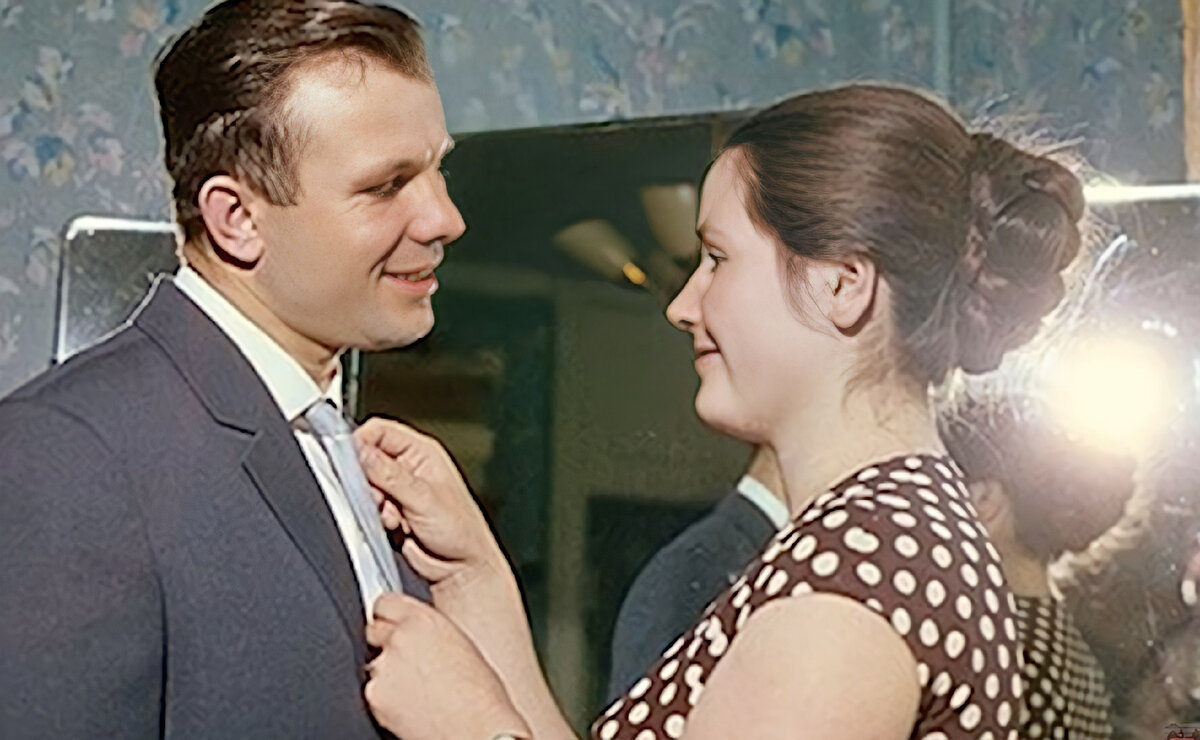 Гагарин был не только первооткрывателем космоса и национальным героем, но и признанным красавцем. Его жена Валентина прожила с ним в браке всего 10 лет, но верность хранила ему до самой смерти.-4